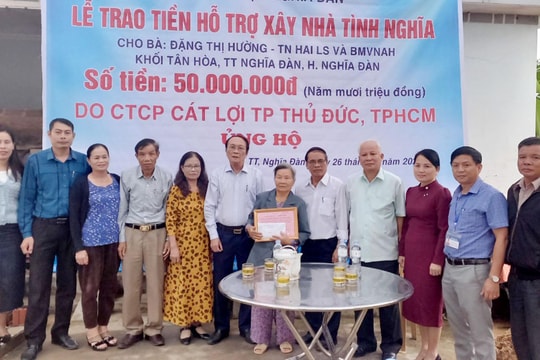 Trao 50 triệu đồng hỗ trợ xây dựng nhà tình nghĩa cho thân nhân liệt sĩ ở Nghĩa Đàn