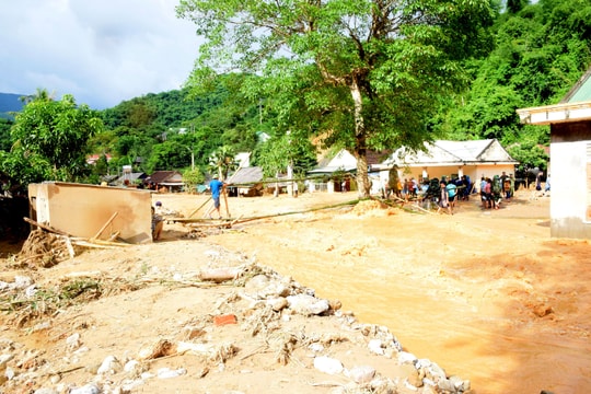 13 cá nhân dũng cảm cứu người, tài sản trong lũ quét tại Kỳ Sơn được Chủ tịch UBND tỉnh tặng Bằng khen