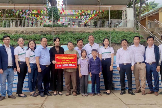 Đảng ủy Khối Doanh nghiệp tỉnh thăm, tặng quà tại huyện Kỳ Sơn