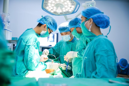 Bệnh viện Đa khoa TTH Vinh phẫu thuật thay khớp háng thành công cho 3 bệnh nhân có hoàn cảnh khó khăn