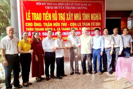 Trao 200 triệu đồng hỗ trợ xây dựng nhà tình nghĩa cho thân nhân liệt sĩ ở Quỳnh Lưu và Thanh Chương