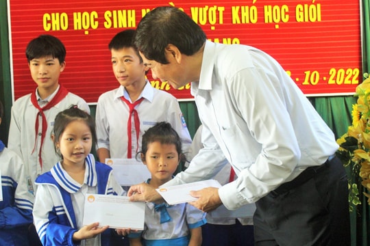 Trao quà khuyến học và hỗ trợ xây dựng nhà tình thương ở Quỳnh Lưu, Quỳ Hợp, Diễn Châu