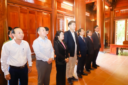 Đoàn đại biểu thành phố Gwangju (Hàn Quốc) dâng hương tưởng niệm Chủ tịch Hồ Chí Minh