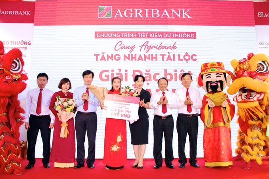 Agribank trao tặng sổ tiết kiệm 1 tỷ đồng cho khách hàng trúng giải đặc biệt