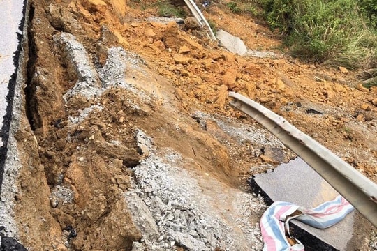 2 điểm sạt lở nghiêm trọng trên đường Hồ Chí Minh