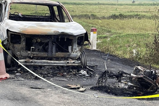 2 xe cháy rụi, người bỏng nặng sau va chạm giữa ô tô và xe máy