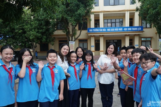 Những thủ khoa giáo viên chủ nhiệm giỏi sẵn sàng làm bạn, "đu trend" với học trò