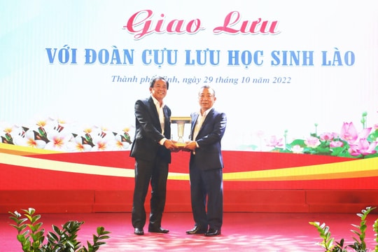 UBND tỉnh Nghệ An tổ chức giao lưu với cựu học sinh Lào sang thăm trường cũ và thầy cô Việt Nam