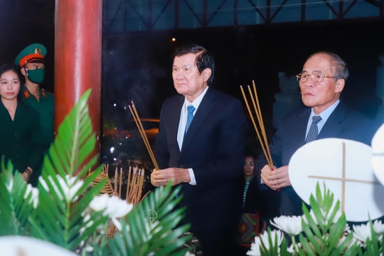 Các đồng chí lãnh đạo, nguyên lãnh đạo Đảng, Nhà nước và tỉnh Nghệ An dâng hương tưởng niệm tại Truông Bồn