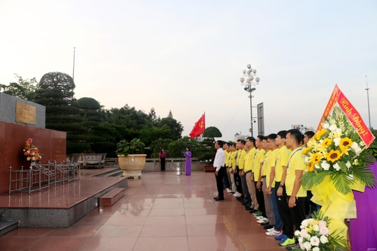 Đoàn vận động viên Nghệ An tham dự Hội thao 'Người giáo viên nhân dân' dâng hoa tại Quảng trường Hồ Chí Minh