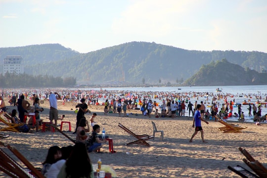 Cửa Lò đón hơn 3 triệu lượt khách trong năm đầu phục hồi du lịch