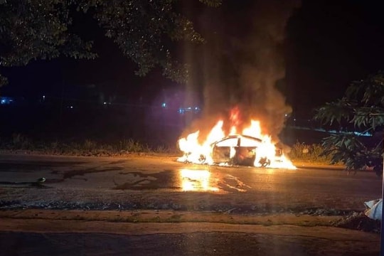 Đang lưu thông trên Quốc lộ 7, xe ô tô bất ngờ bốc cháy dữ dội
