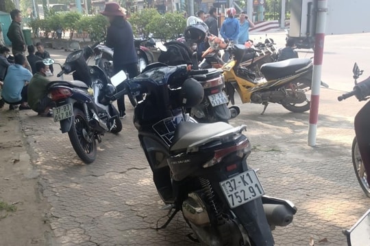 Tìm kiếm nam thanh niên bỏ lại xe máy và giấy tờ trên cầu Bến Thủy