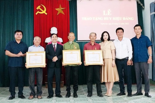 Trao Huy hiệu 75 năm tuổi Đảng đến đảng viên ở huyện Nghĩa Đàn 