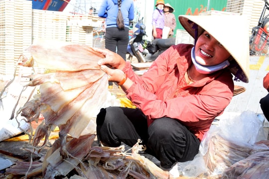 Thương lái gom hàng trữ Tết, nhiều loại hải sản tăng giá