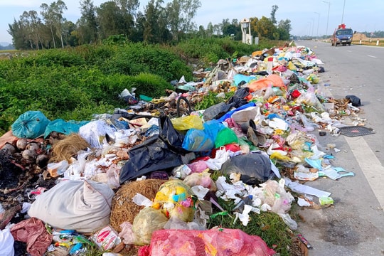Nhiều bãi rác tự phát gây ô nhiễm trên tuyến Đại lộ Vinh - Cửa Lò