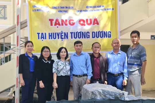 Trao hỗ trợ 300 phao cứu sinh và quà cho người dân huyện Tương Dương và Kỳ Sơn