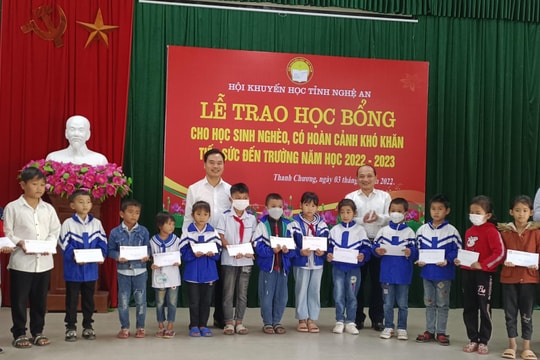 Hội Khuyến học tỉnh trao 90 suất học bổng cho học sinh nghèo vượt khó huyện Thanh Chương