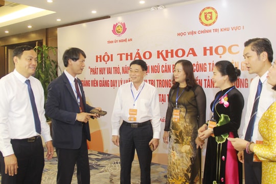 Phát huy vai trò đội ngũ làm công tác tuyên giáo và giảng viên lý luận chính trị trong bảo vệ nền tảng tư tưởng của Đảng 