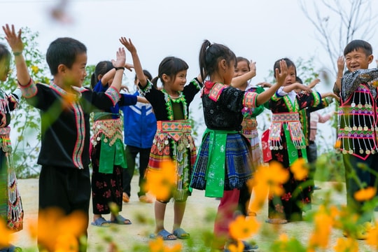 Lặng thầm gieo chữ 'trên mây'