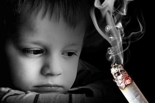 Mẹ hút thuốc lá, con có tính khí thất thường