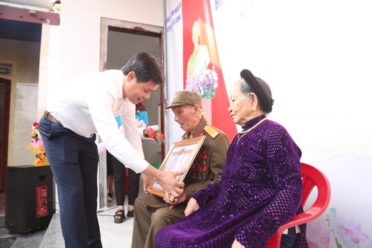 Đồng chí Hồ Lê Ngọc trao Huy hiệu 75 năm tuổi Đảng tại xã Lưu Sơn, huyện Đô Lương