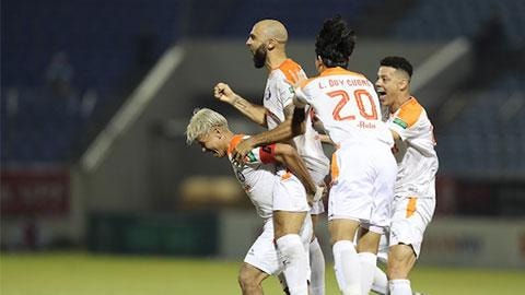 Ban Kỷ luật VFF cảnh cáo đội... khiêng cáng của sân Hòa Xuân; Hoàng Anh Gia Lai nhận tin không vui từ Công Phượng