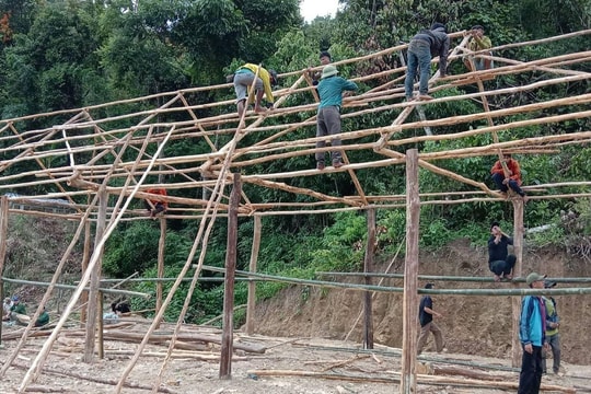 Người dân xã 'ốc đảo' góp công, vật liệu dựng nhà ở cho giáo viên