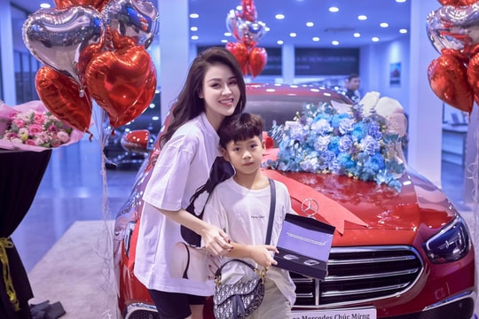 Lương Thu Trang tậu xế hộp tiền tỷ, Hòa Minzy xây biệt thự báo hiếu bố mẹ 