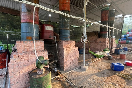 Nghệ An: Phát hiện cơ sở tái chế dầu nhớt thải trái phép quy mô lớn