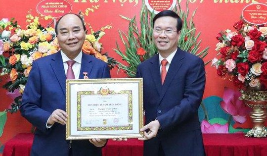 Trao Huy hiệu 40 năm tuổi Đảng tặng Chủ tịch nước Nguyễn Xuân Phúc