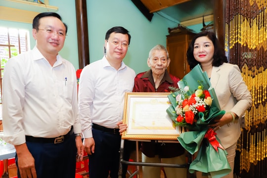 Chủ tịch UBND tỉnh trao tặng Huy hiệu 75 tuổi Đảng cho 4 đảng viên lão thành ở Nam Đàn