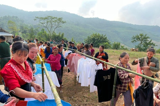 Ban Chỉ huy Quân sự huyện Tương Dương tổ chức 'Gian hàng 0 đồng' cho bà con vùng sâu, vùng xa