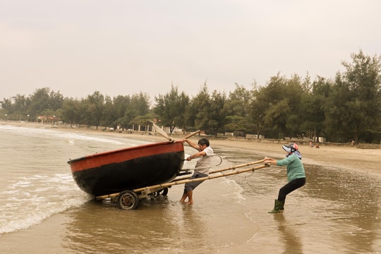 Nghề 'đi mủng' ở Cửa Lò