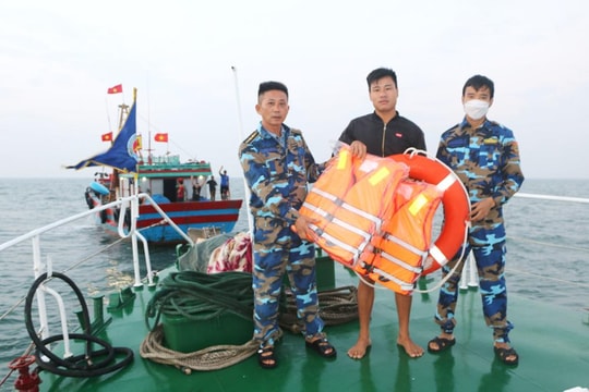 Nghệ An tuyên truyền và trao 1.000 áo phao cho ngư dân