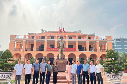 Trưởng ban Tuyên giáo Tỉnh uỷ dâng hương tưởng niệm Chủ tịch Hồ Chí Minh tại Bến nhà Rồng