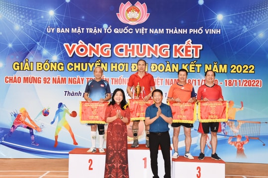 Trao giải bóng chuyền hơi 'Đại đoàn kết' TP Vinh năm 2022