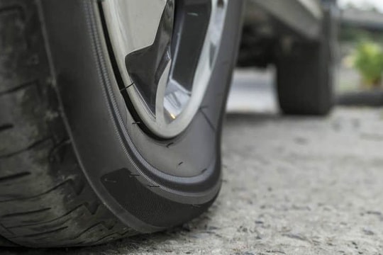 Để lốp quá non hơi, chủ xe 'thiệt đơn thiệt kép'