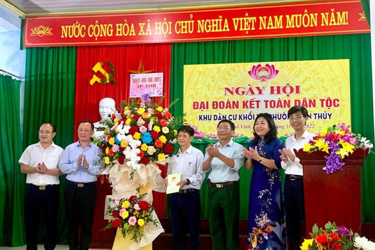 Bí thư Thành ủy Vinh chung vui ngày hội Đại đoàn kết cùng nhân dân phường Bến Thủy
