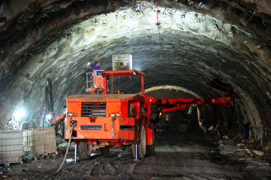 Thi công hầm Thần Vũ xuyên núi dài hơn 1km trên cao tốc Bắc - Nam