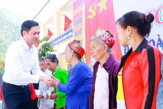 Phó Bí thư Tỉnh ủy Hoàng Nghĩa Hiếu chung vui ngày hội Đại đoàn kết cùng đồng bào các dân tộc vùng cao Tương Dương