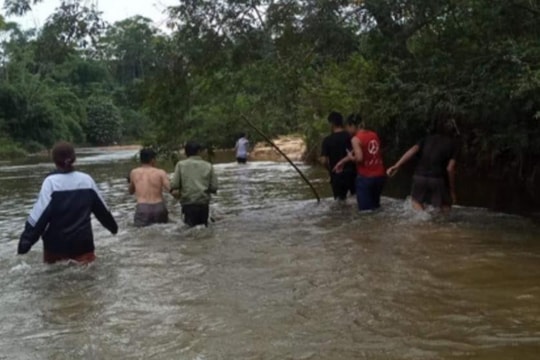 Cháu bé 2 tuổi bị đuối nước khi ra suối chơi