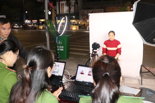 Tổ chức điểm hỗ trợ đăng ký, cài đặt định danh điện tử tại phố đi bộ TP. Vinh
