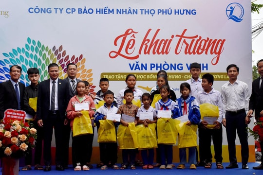 Trao 30 suất học bổng cho trẻ em nghèo vượt khó học giỏi tại TP. Vinh và huyện Hưng Nguyên