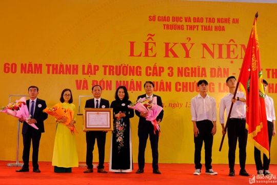 Trường THPT Thái Hòa đón nhận Huân chương Lao động hạng Ba