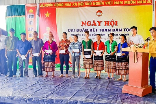 Trưởng ban Tổ chức Tỉnh ủy dự Ngày hội Đại đoàn kết ở Con Cuông 