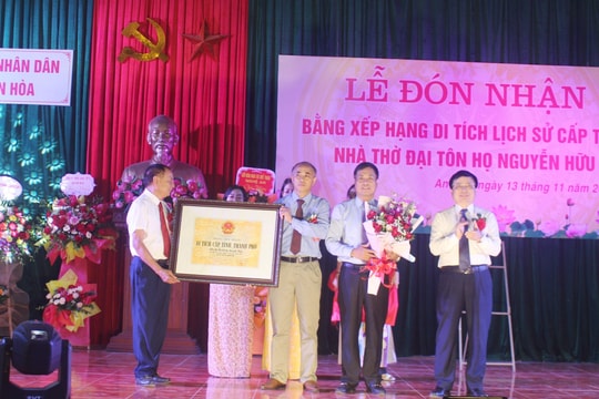 Phó Chủ tịch UBND tỉnh Bùi Đình Long dự lễ đón Bằng xếp hạng di tích lịch sử cấp tỉnh Nhà thờ đại tôn họ Nguyễn Hữu 