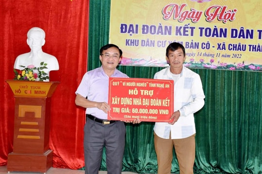 Trưởng Ban Dân vận Tỉnh ủy chung vui ngày hội Đại đoàn kết cùng đồng bào Thái ở Quỳ Hợp