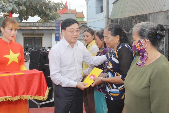 Đồng chí Nguyễn Văn Thông dự ngày hội đại đoàn kết tại huyện Quỳnh Lưu