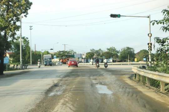 Nghệ An: Xe tải trọng lớn 'né' trạm thu phí khiến Tỉnh lộ 542 xuống cấp nặng